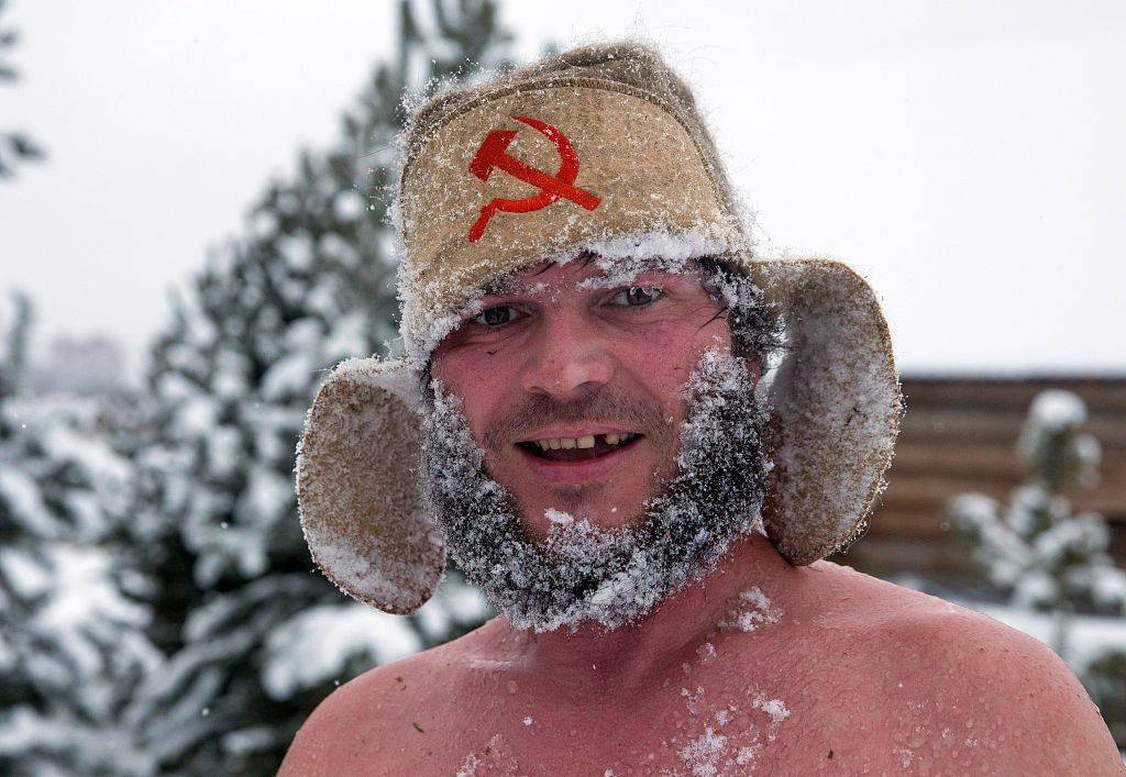 真战斗民族俄罗斯小伙在冰天雪地中泡热水澡