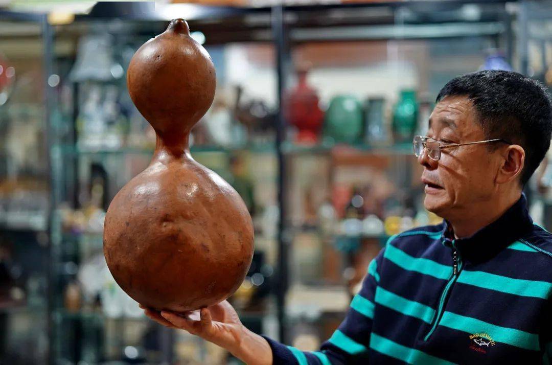 日货杂品店景泰蓝瓶子百年老葫芦鎏金银烟袋铜尺八是乐器