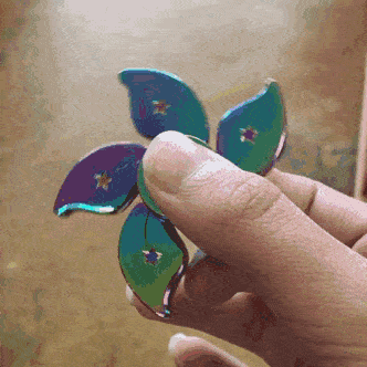 通常包含各种减压玩具的镜头,多动症专用筛子,指尖陀螺或是腕力球都是