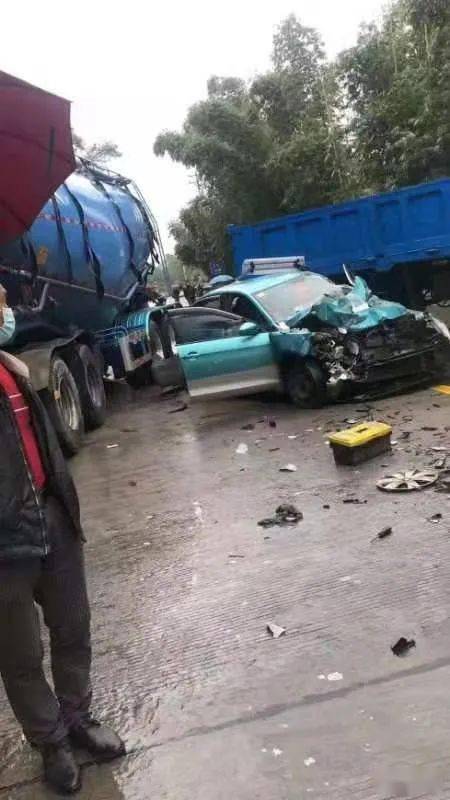 雨天慢行永安往三明方向发生一起车祸一辆的士车头撞得面目全非