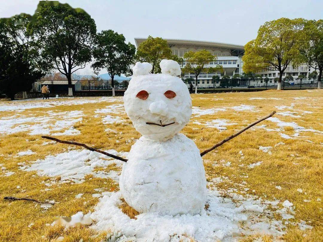 下课后"呼唤雪人 用力跺脚取暖在雪上 永恒的雪上"就这样乘着雪人去