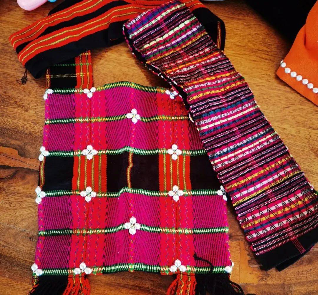 "佤族织锦中展现着我们阿佤人的古往今来,我们佤族有一句老话说,筒裙