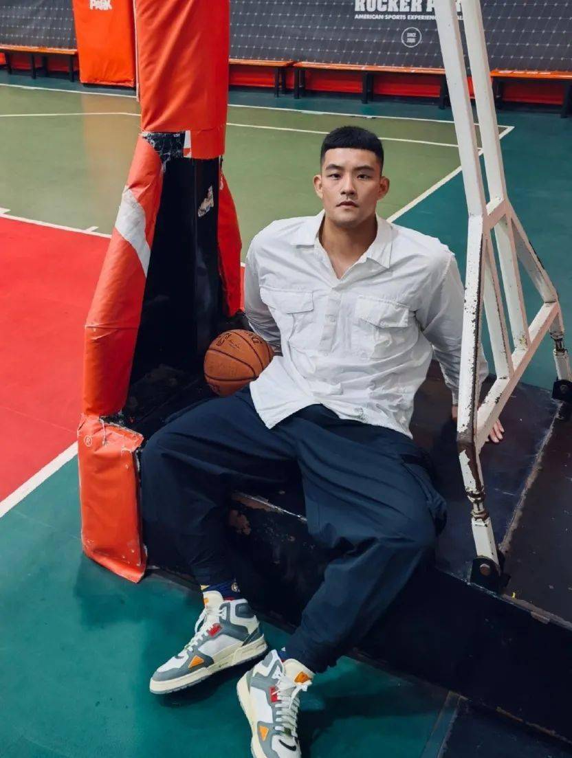 这位188的高大帅竟然是老师学生们都馋哭了