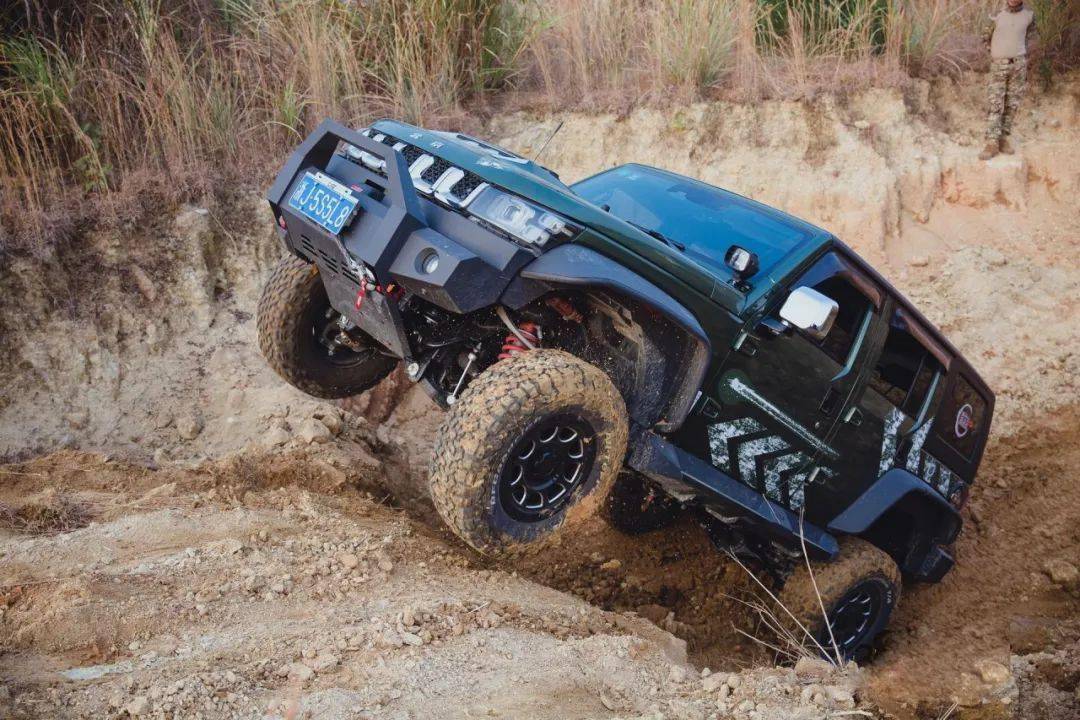 三门又有新玩法一群人在这里开启大型山地越野基地越野车试驾好酷