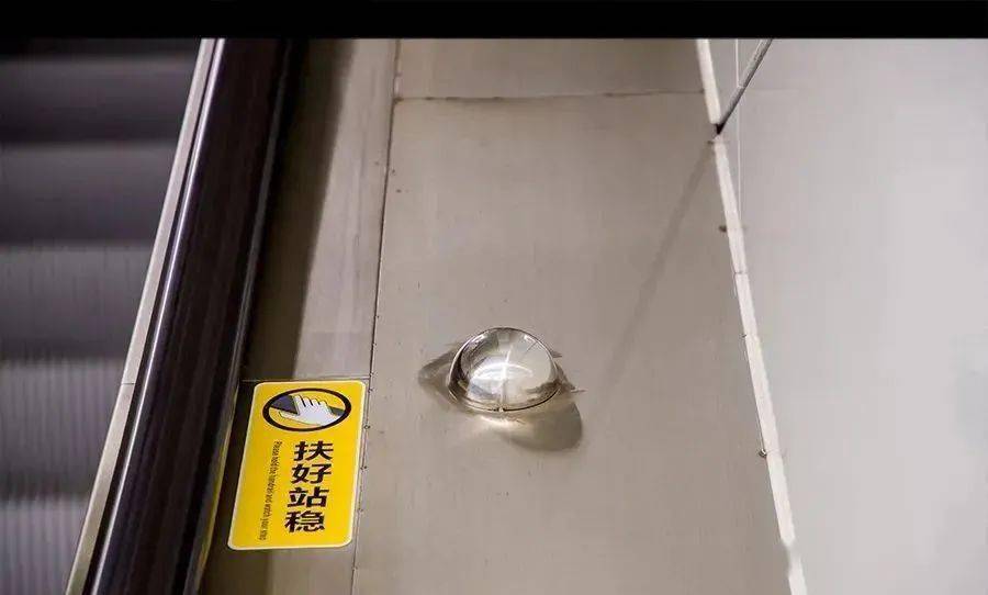 也有人称它为"防成龙装置"因为在成龙出演的电影中常常出现在自动扶梯