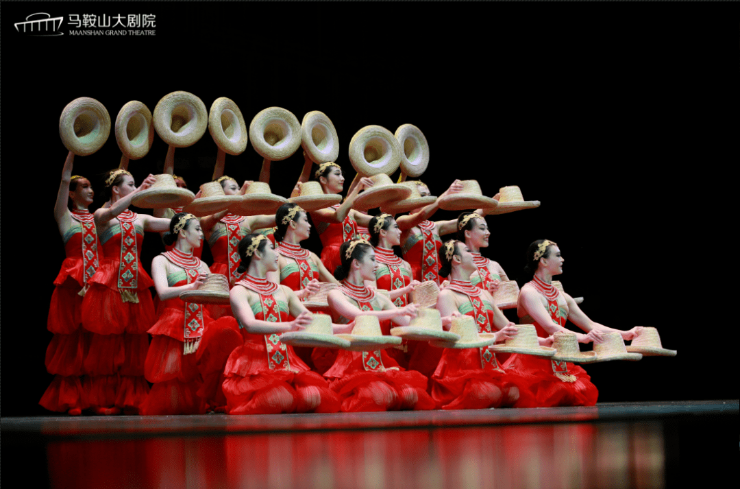 惠民现场杂技界的革命中国杂技剧天鹅湖昨晚重磅上演