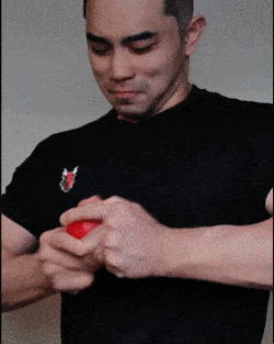 吴京儿子大秀男友臂精美线条惹网友喊话战狼之子好强