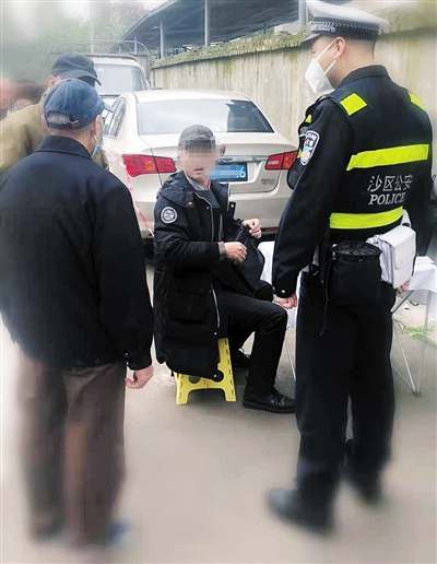 老人掏耳朵被收1600元摊主:这是70年的耳结石