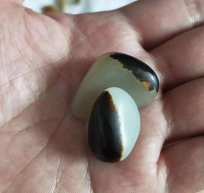 黑皮籽料往往老熟度极好,温润度更高,肉质细腻油润,可以说在多种皮色