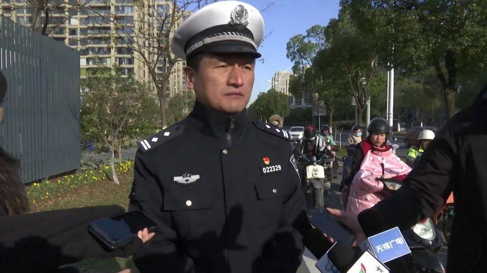 无锡市交警支队警务保障室副主任周志忠"新标线的反光效果比以前更加