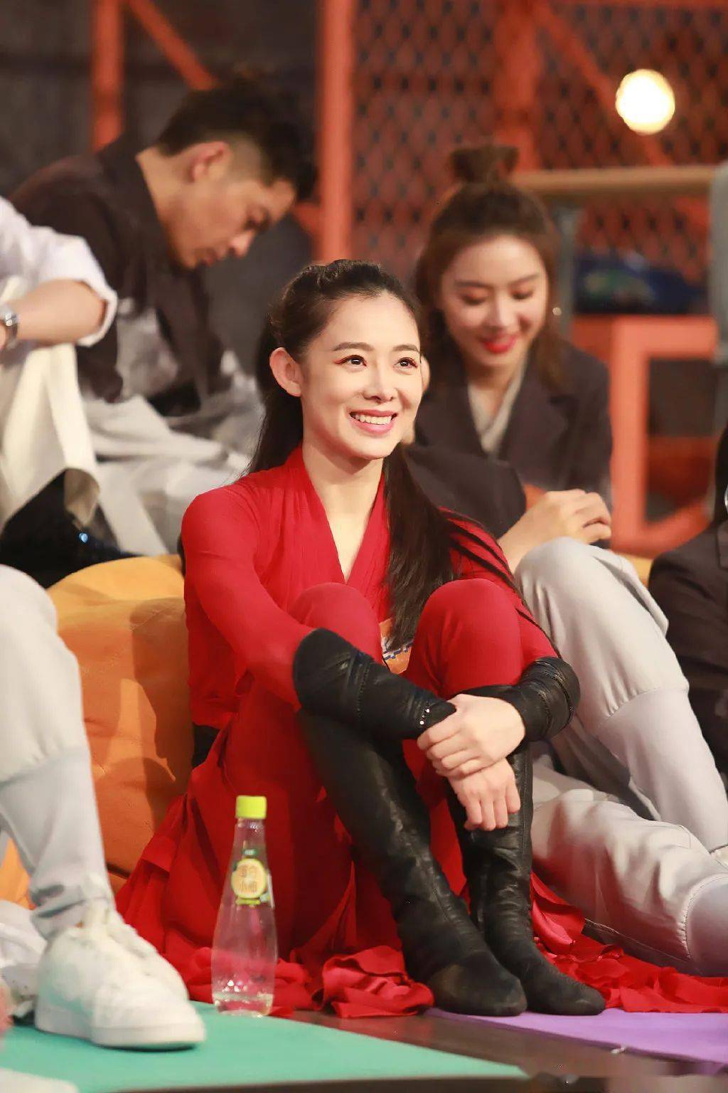 华宵一和朱瑾慧变身红衣女侠,让人过目不忘