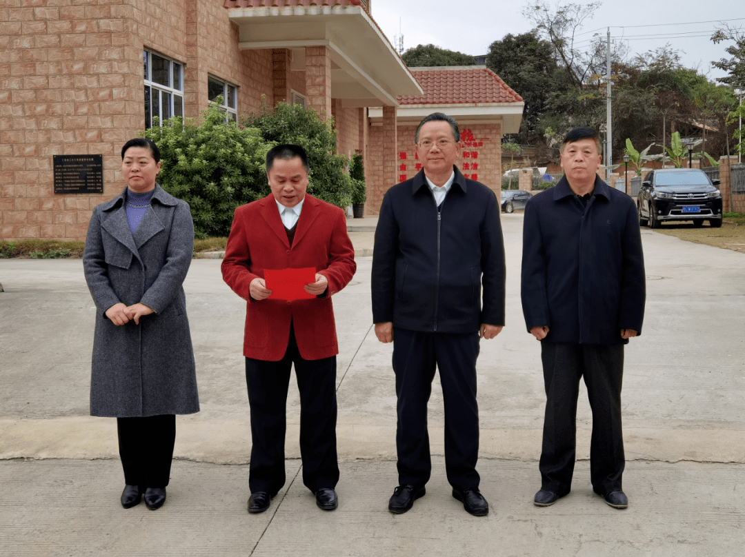 常务副市长石国怀与市防震减灾服务中心主任冼忠西共同为百色市防震