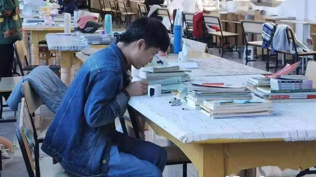 我知道,怀着憧憬与决心,为了梦想拼搏,埋头伏案的你,手边是文墨馨香