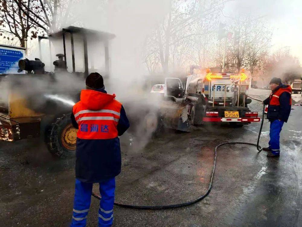 惊险定州一铲车起火幸亏洒水车英勇灭火好样的