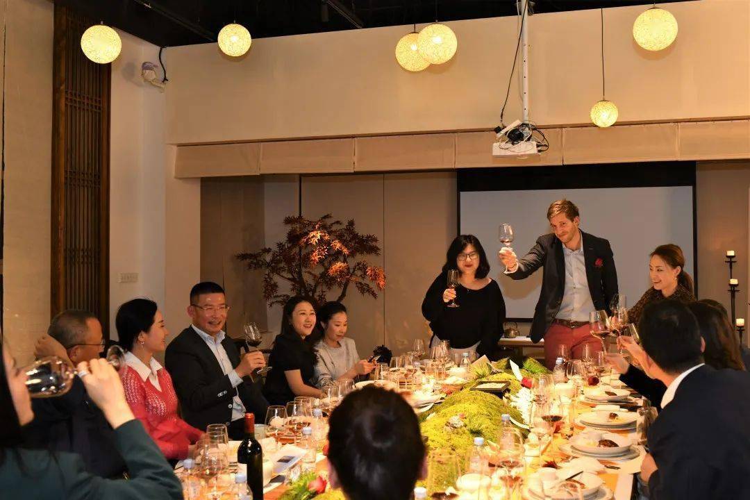 年末办酒会请与专业人士合作讲座晚宴达人课程企业高端定制就在逸香