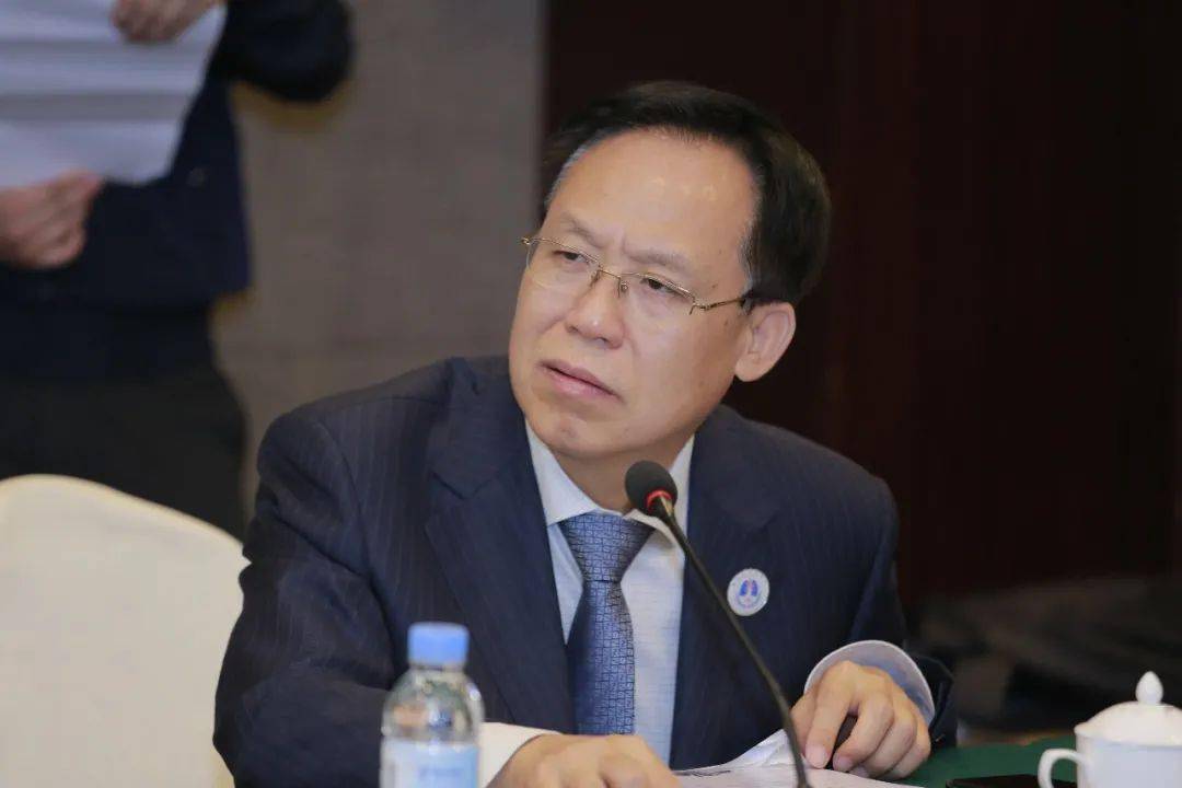 图6. 刘阳教授主持讨论环节图7. 潘小杰教授主持讨论环节图8.