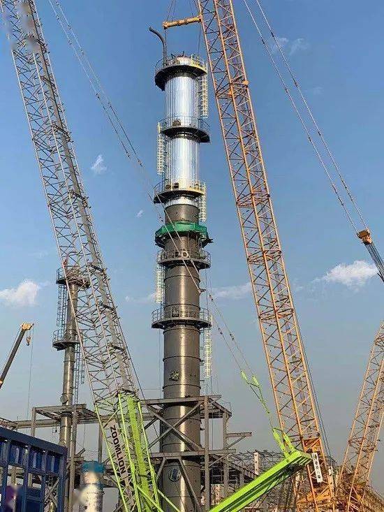东华科技山西亚鑫30万吨年甲醇联产合成氨项目常压塔吊装就位