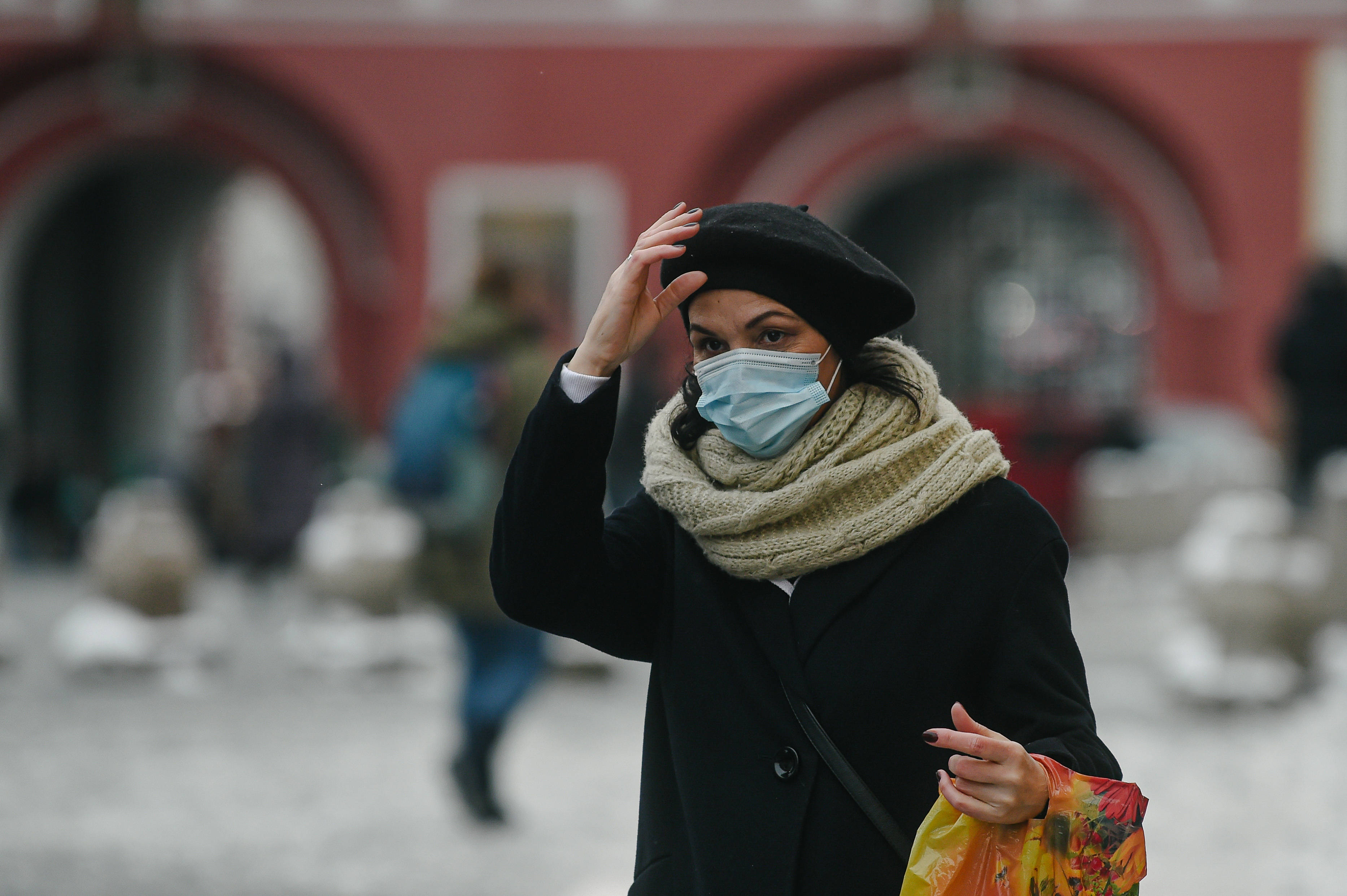 12月16日,在俄罗斯首都莫斯科,一名女子戴口罩出行.