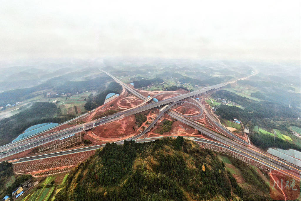 成宜高速公路全线建成,计划年底通车!川观新闻记者提前试跑