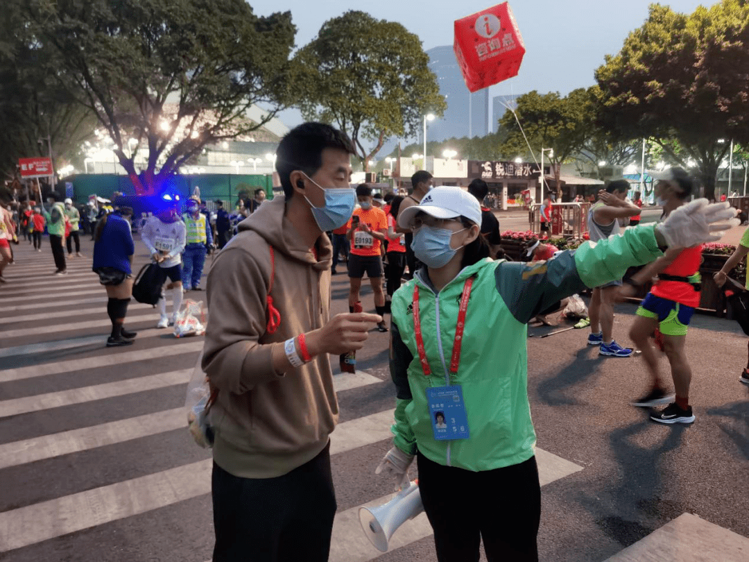 广工志愿者广马中一道靓丽风景