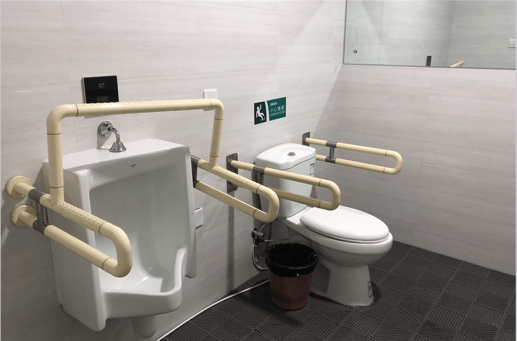 上海一医院内的无障碍卫生间从使用者的角度来看,"无障碍"还是"第三"