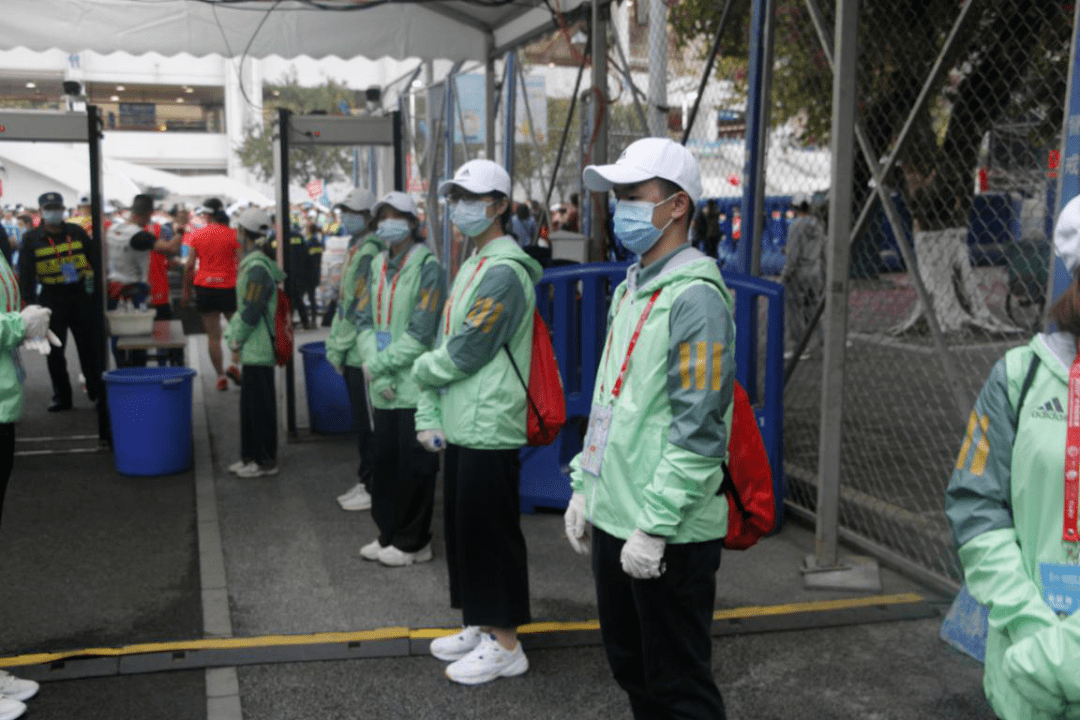 广工志愿者们一直竭尽所能来帮助选手们顺利参加2020广马,为选手们保