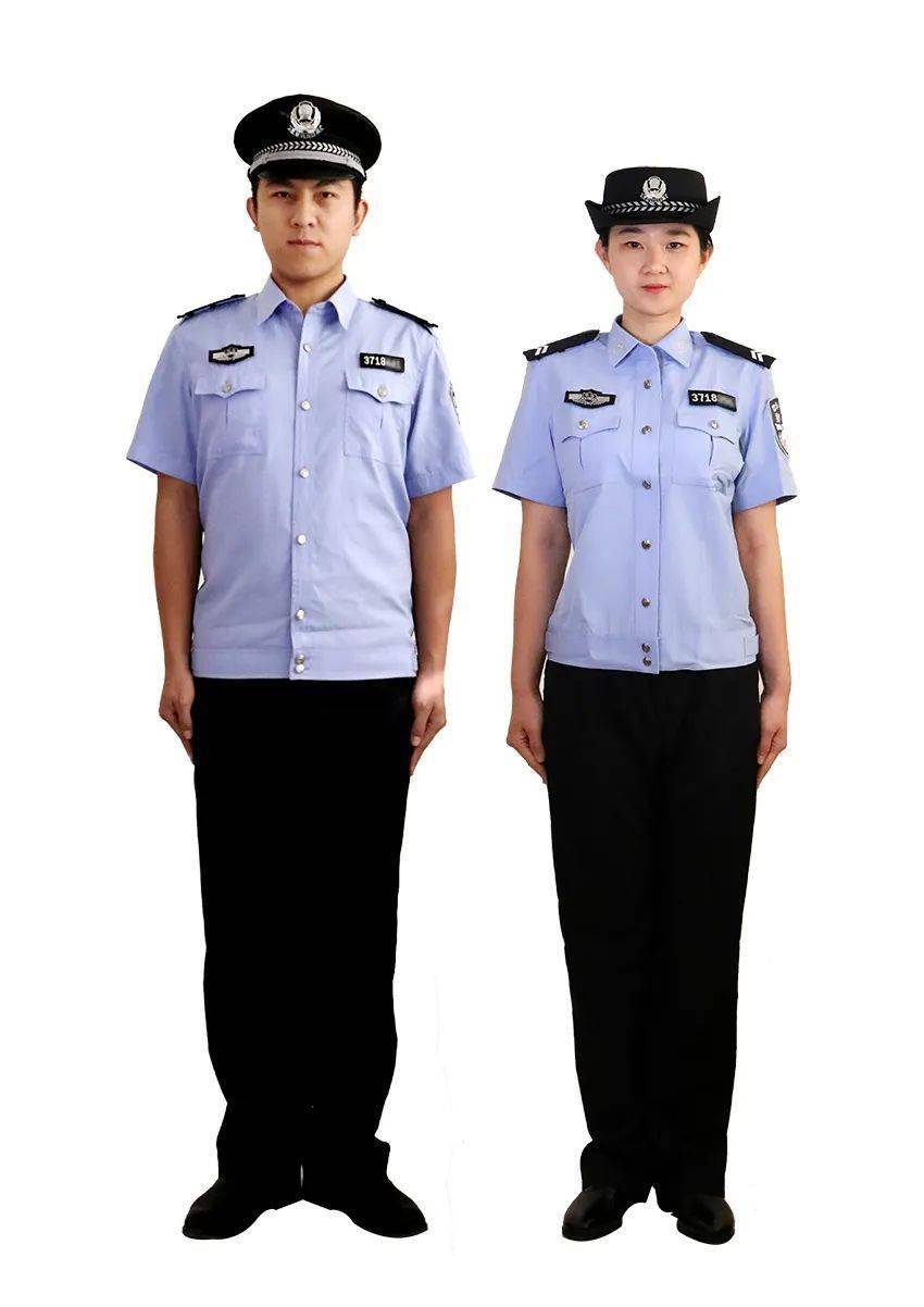 冬执勤服着装标准:佩戴扣式软肩章和软质警号,胸徽;内着内穿式制式