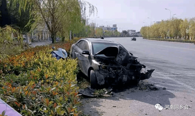 车头撞的稀碎邓州至南阳公路上发生车祸