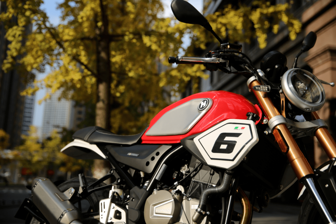 2万不到的新潮复古配20l大油箱和铝合金后平叉汉威furious250sc静态