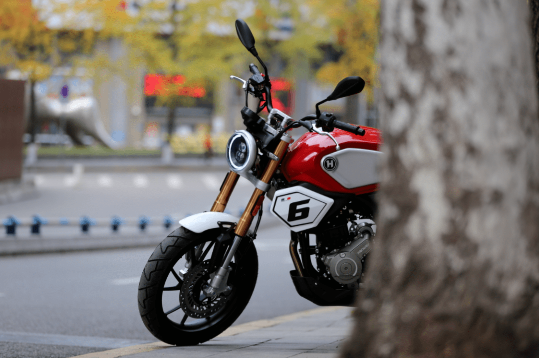 2万不到的新潮复古配20l大油箱和铝合金后平叉汉威furious250sc静态