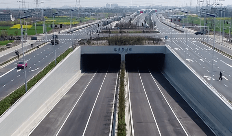 各部门出动泰州城南永定路1号隧道里面发生了什么