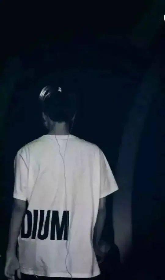 tfboys王俊凯多彩色背影,彩虹一样.又像一颗糖果,甜甜的.