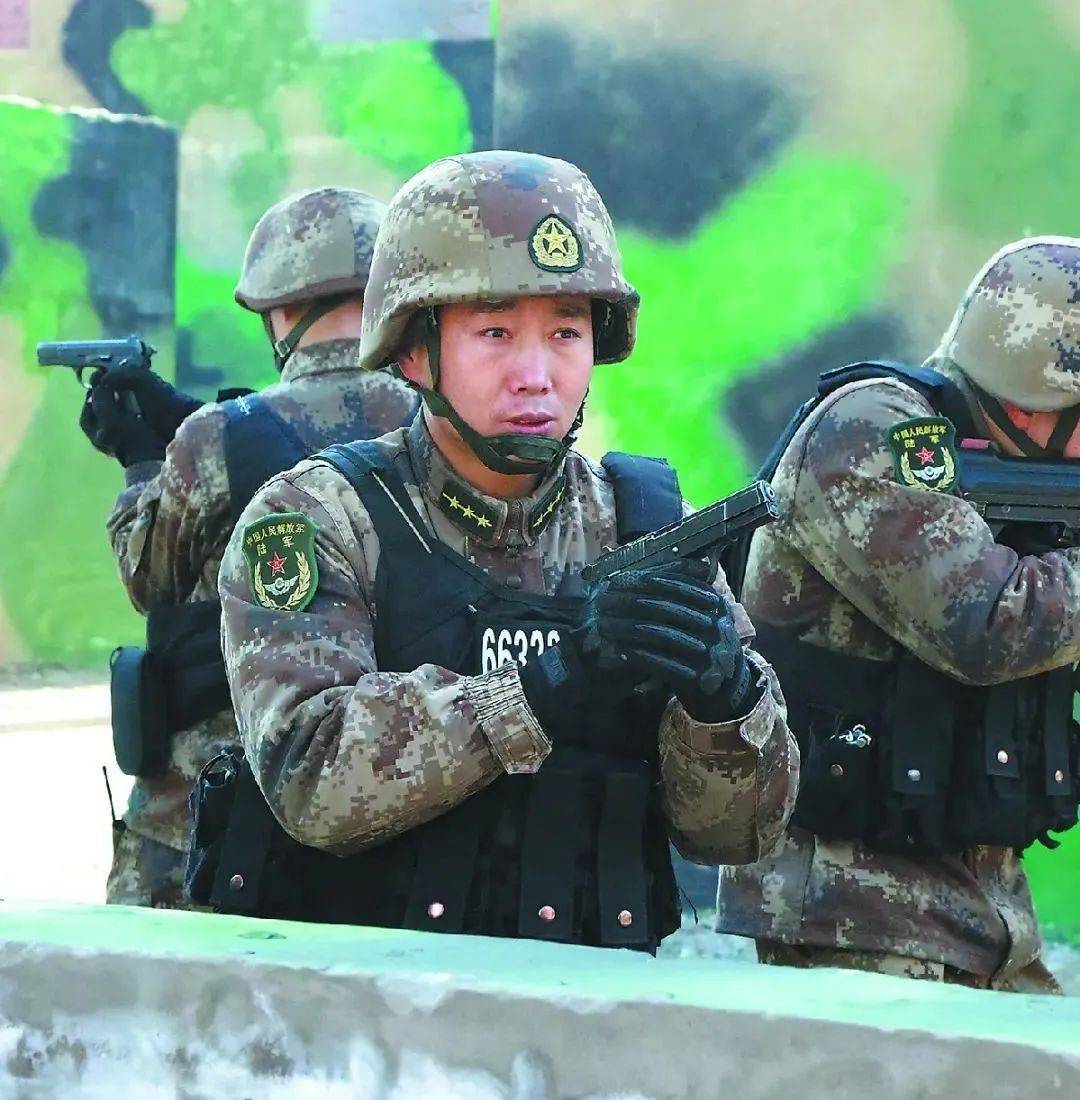 陆军标兵名单揭晓:"2分钟救下4人"英雄王亮等10人获选_手机搜狐网