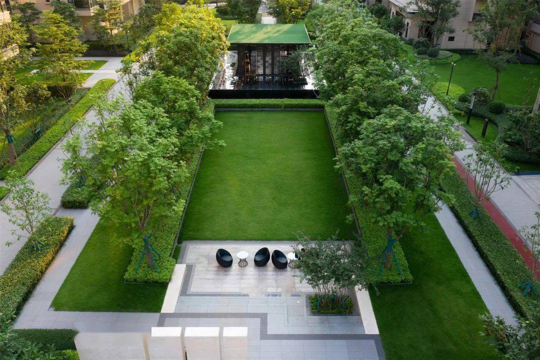 进入住区,会客厅是场地连接外界的纽带,下沉式阳光草坪,提升游人观赏