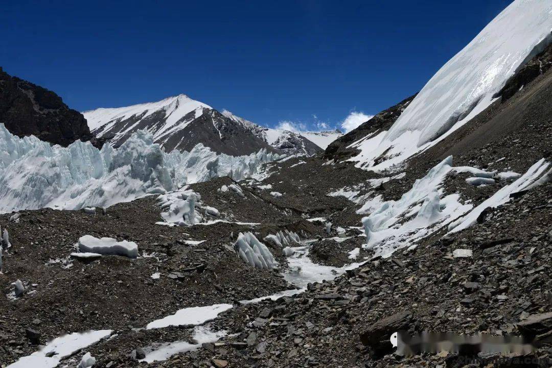 西藏自治区珠穆朗玛峰北侧绒布冰川面积持续缩减