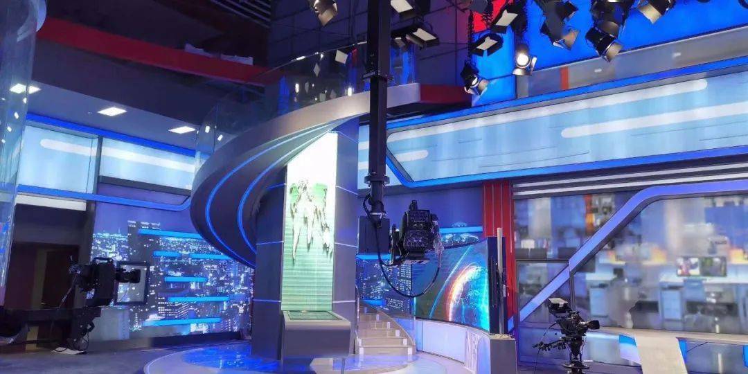 2新闻演播室同样是一个虚实结合的多功能演播室,包括综合播报及访谈区