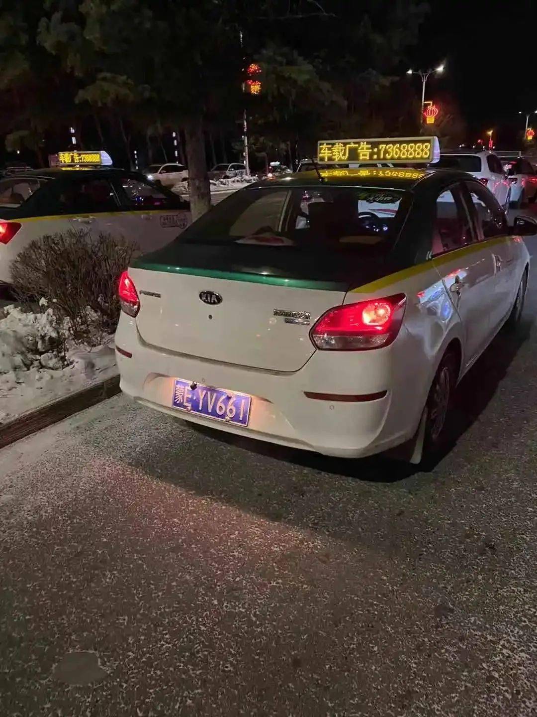 牙克石交警近期严厉整治出租车占道乱停的违法行为
