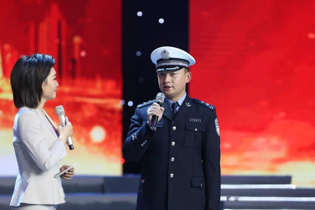 坚守一线的交警吴玉根熔铸·精神的力量七年来,"美·德照亮港城"颁奖