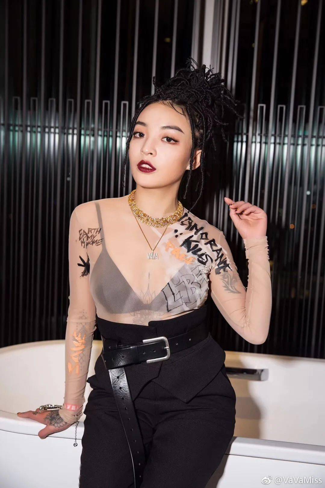 如果你不想再循规蹈矩,不如尝试一下vava的丸子头编发,从发根处开始的