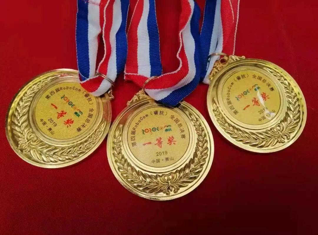 选手们精准计算"卷布机头"电机每次转动的度数,精确控制织布疏密度,巧