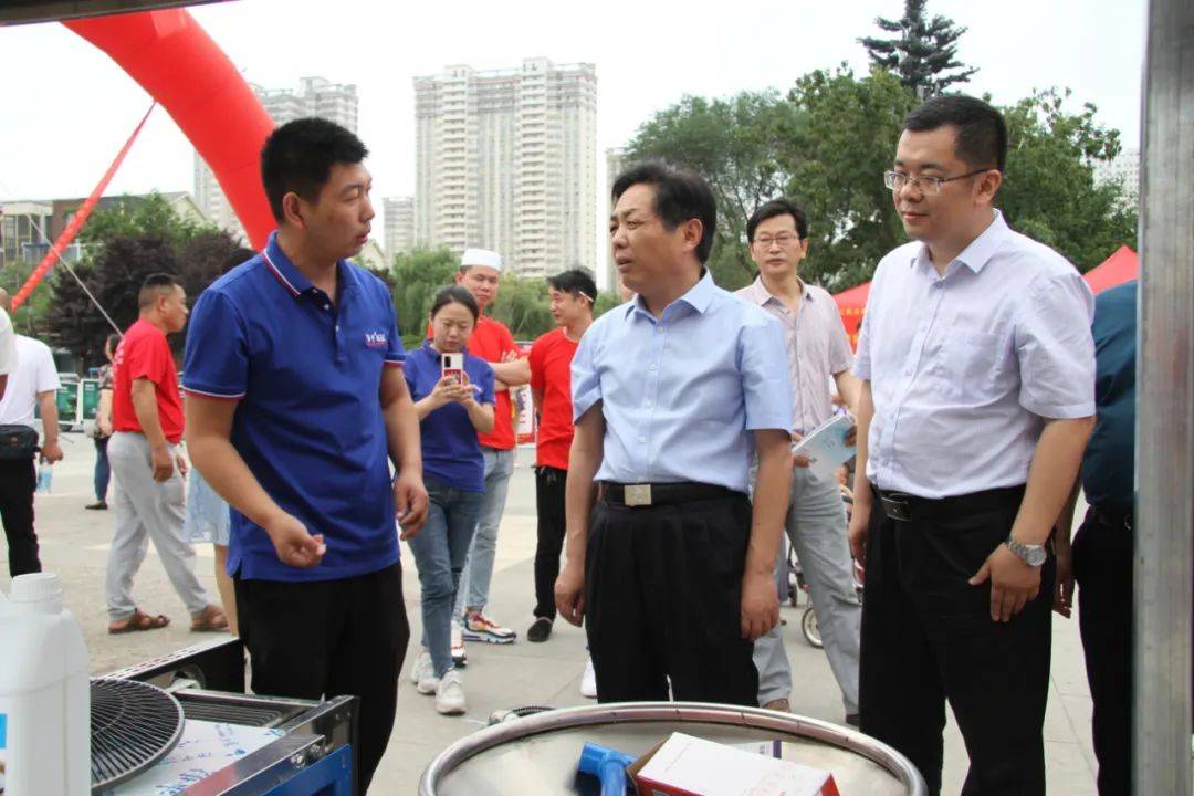 洛阳市生态环境局党组书记,局长蒋智涛在企业服务日活动现场了解情况"