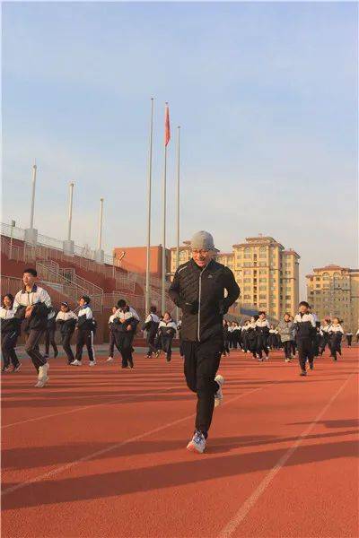 欢腾冬日淄博高新区实验中学初四级部组织冬日健身活动