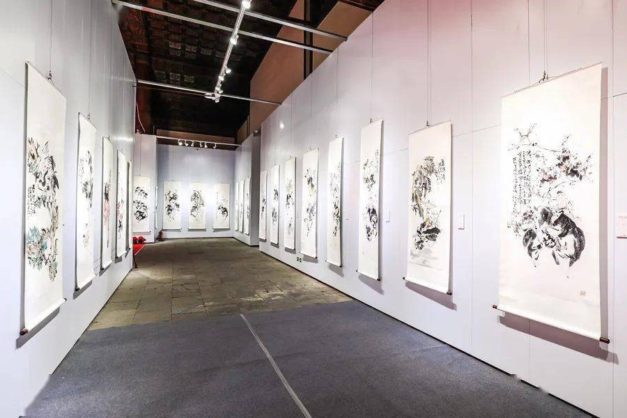 气贯斗牛高建伟牛年迎新画展开幕