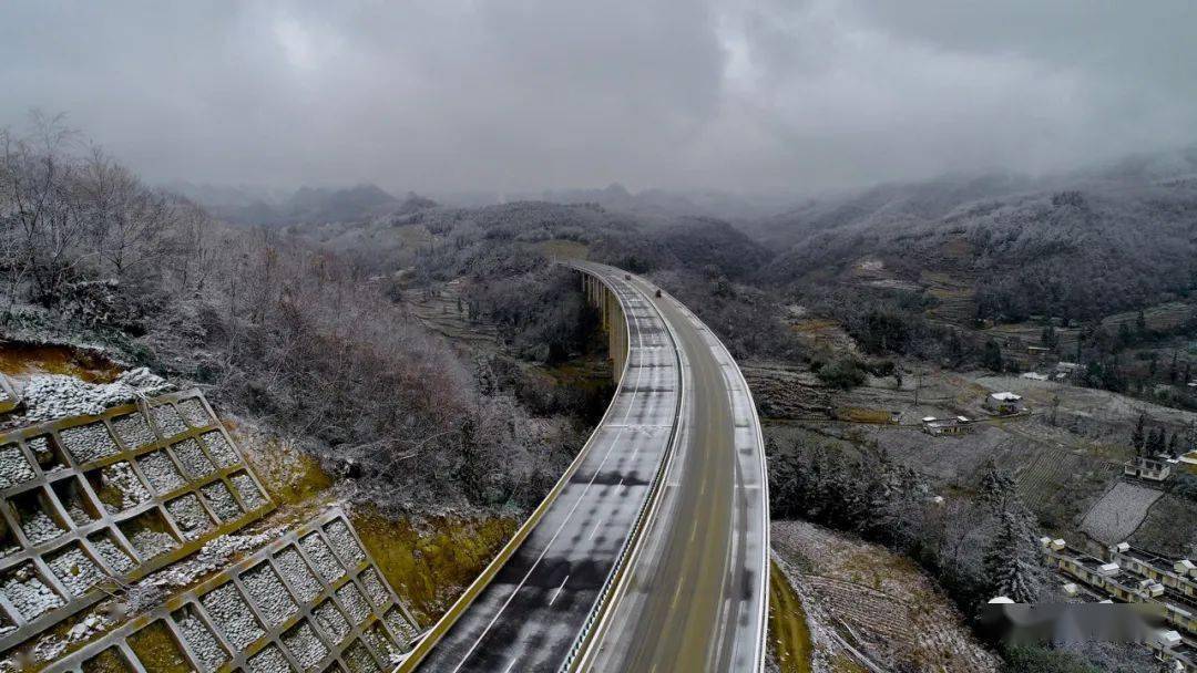 昭泸高速这段迎来今冬首场降雪,牛场至顶拉段建设正进行最后冲刺!