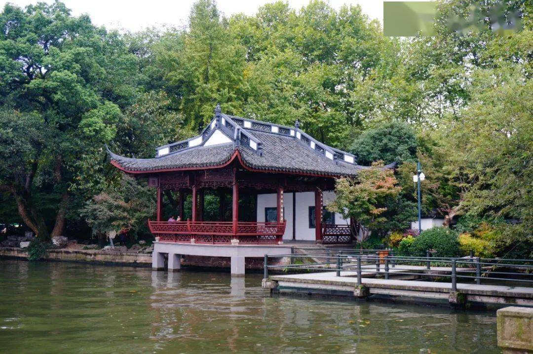 安排在了南宋西湖十景的平湖秋月景区,办公点就是在面朝西湖的月波亭