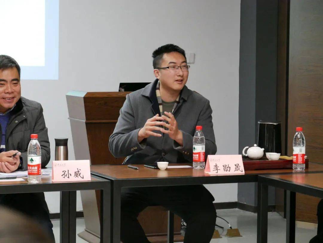 孙威老师认真倾听了邓春溪同学的发言,不仅在同学发言后进行了有益的