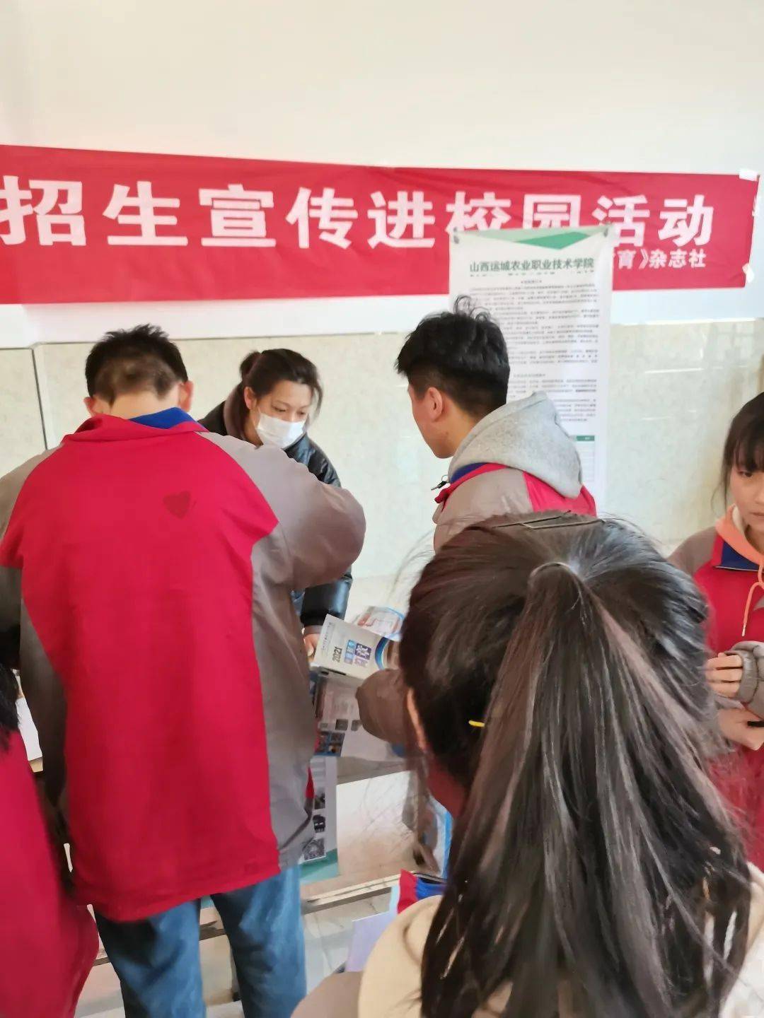 滑动查看更多左权宏远中学0102030405滑动查看更多