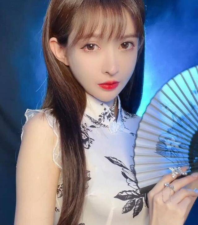 王羽杉cos圣诞老人,却因手臂上汗毛林立,被粉丝吐槽太邋遢