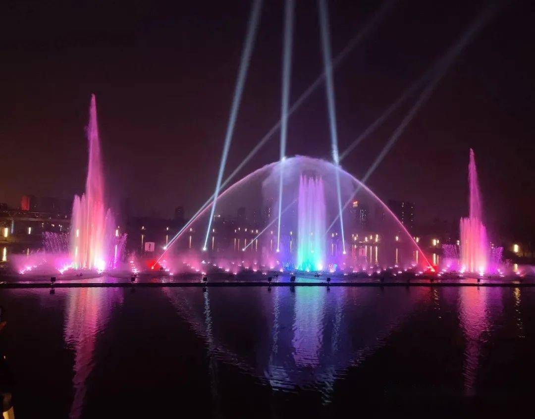 种形状的360度旋转喷泉宿州人可前往乐湖公园欣赏音乐"大片"无需门票