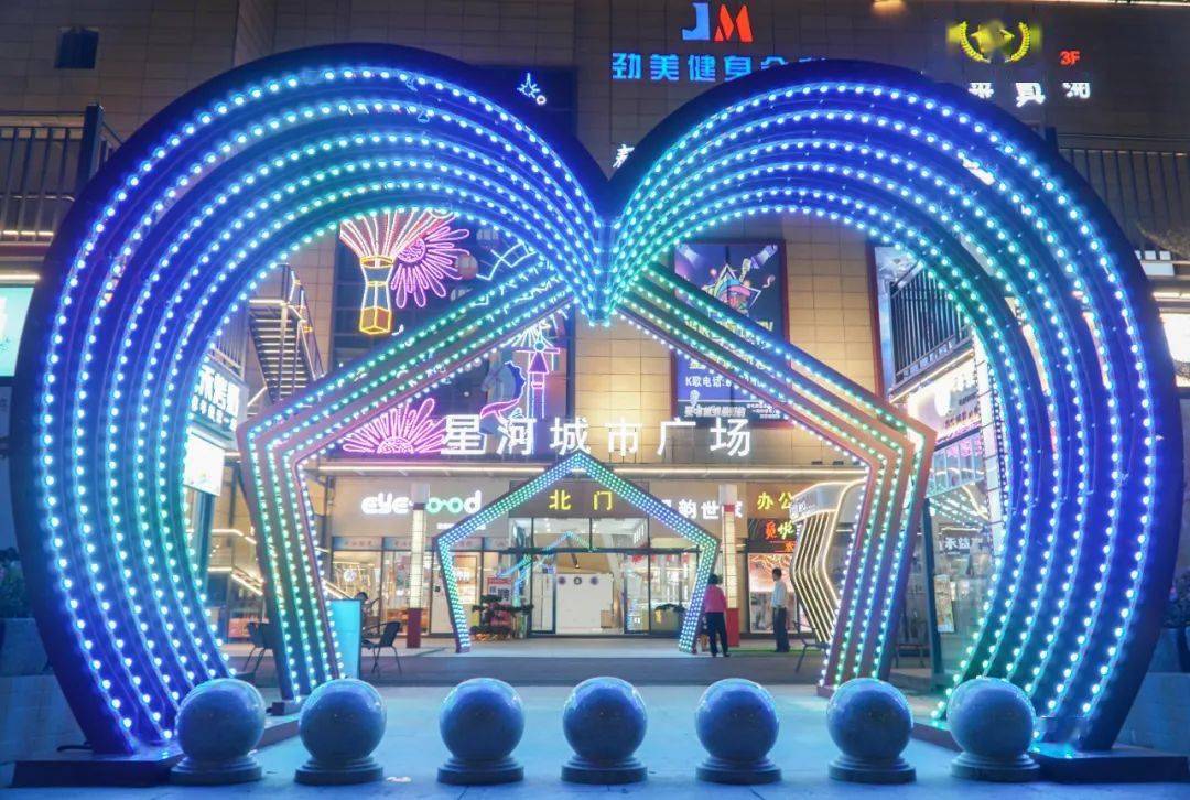 麻涌卖蕉仔星河城市广场网红街直播首秀超多豪礼撒不停